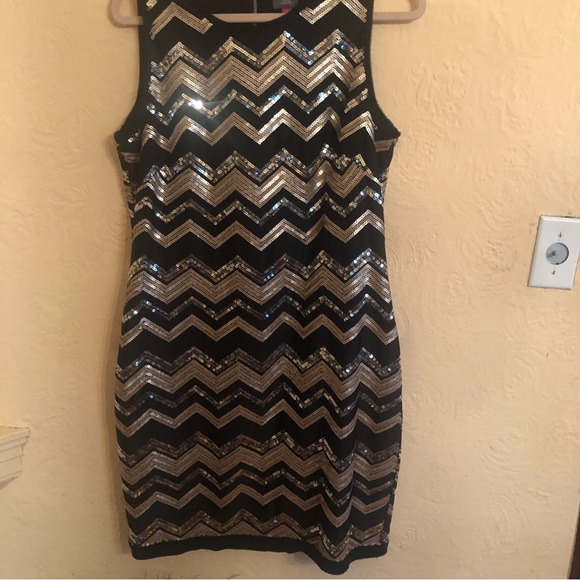 VINCE CAMUTO Sequined silver, matte gold chevron pattern dress - Picture 3 of 6